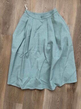 Pleated midi skirt with pockets